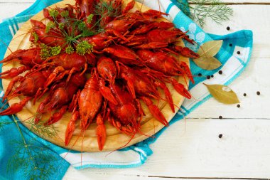 Ahşap bir masa üzerine dereotu ile haşlanmış kerevit