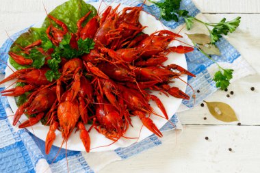 Ahşap bir masa üzerine maydanoz ile haşlanmış kerevit