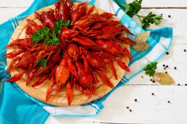 Ahşap bir masa üzerine maydanoz ile haşlanmış kerevit