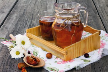 Tatlı içki Kuruyemiş ahşap arka plan üzerinde yapılan