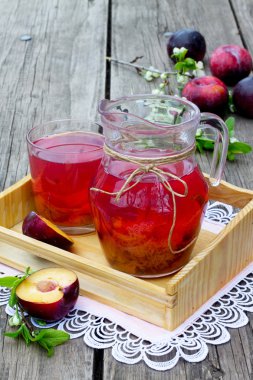 Ahşap arka plan üzerinde bir kavanoza haşlanmış Erik