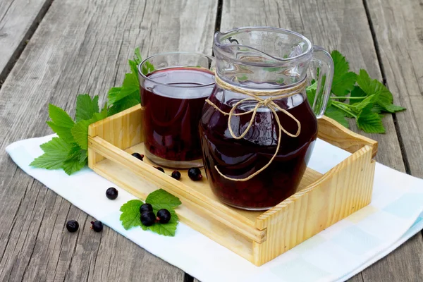 Ahşap arka plan üzerinde bir kavanoza Blackcurrant Komposto