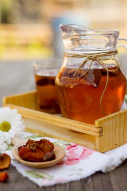 Tatlı içki Kuruyemiş ahşap arka plan üzerinde yapılan