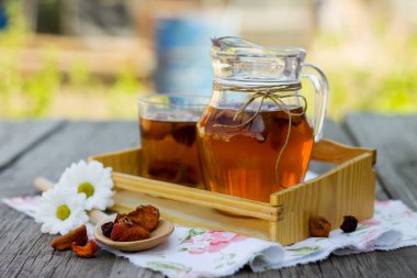 Tatlı içki Kuruyemiş ahşap arka plan üzerinde yapılan