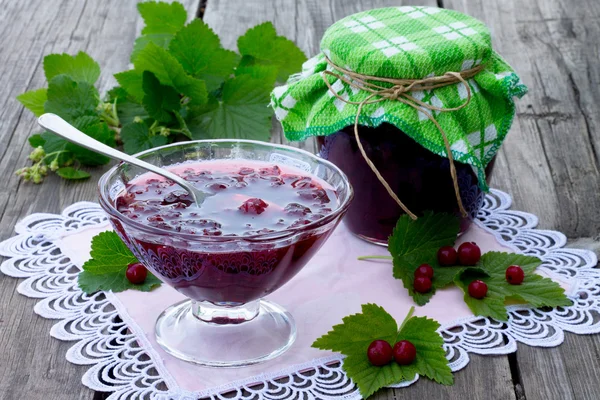 Красная смородина варенье на деревянном фоне — стоковое фото