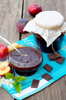 Çikolata ile ev yapımı Erik reçeli