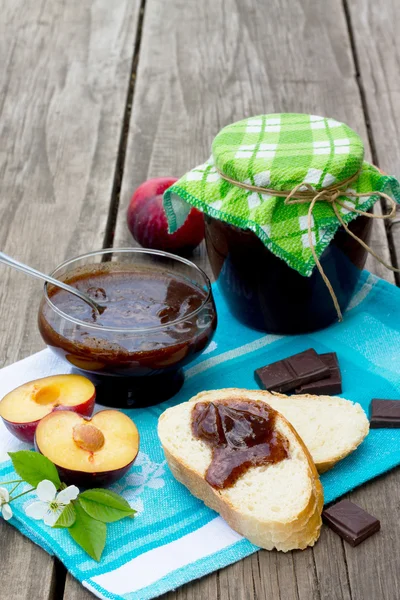 Engarrafamento de ameixa caseiro com chocolate — Fotografia de Stock