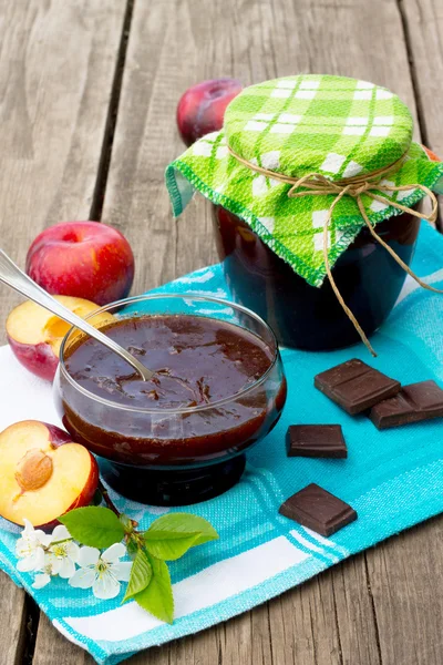 Engarrafamento de ameixa caseiro com chocolate — Fotografia de Stock