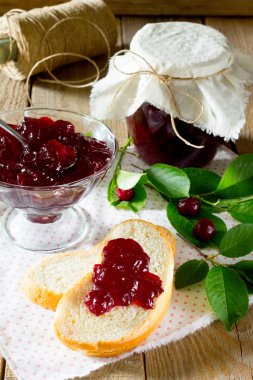 Kiraz reçel reçel ahşap bir masa üzerinde bankada