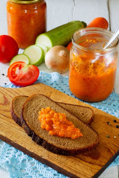 Sandwich mit Zucchini-Kaviar auf Holzbrettern — Stockfoto