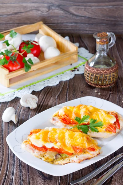 Tavuk pirzola, mantar ve peynir bir ahşap üzerine pişmiş bonfile — Stok fotoğraf