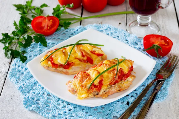 Costeletas de frango, filé, assado com tomate e queijo em madeira — Fotografia de Stock