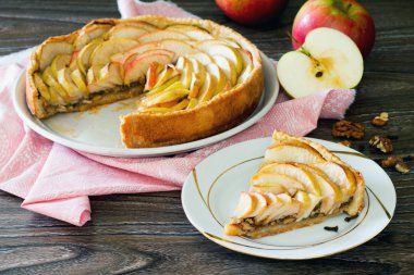 Elmalı tart, shortcrust pasta pasta ile ceviz ahşap bir backg üzerinde