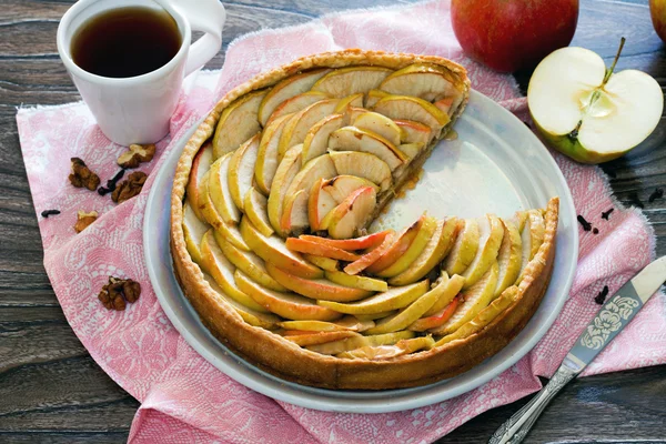 Яблочный пирог, песочный пирог с грецкими орехами на деревянном бэкге — стоковое фото