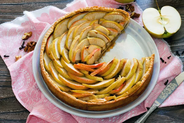 Æble tærte, shortcrust wienerbrød tærte med valnødder på en træ backg - Stock-foto