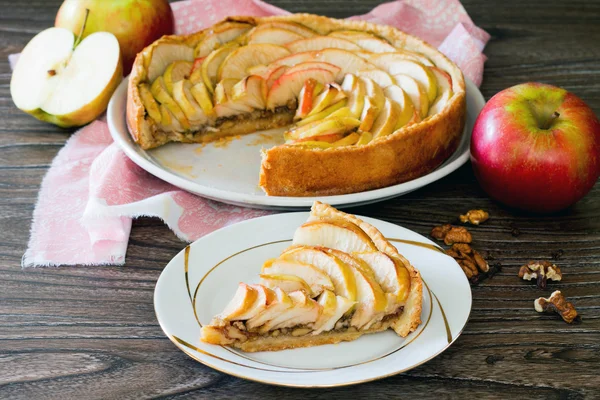 Яблочный пирог, песочный пирог с грецкими орехами на деревянном бэкге — стоковое фото