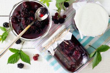 Böğürtlen suyu konserve, ahşap bir masaya kutular