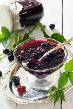 Böğürtlen suyu konserve, ahşap bir masaya kutular