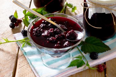 Böğürtlen suyu konserve, ahşap bir masaya kutular