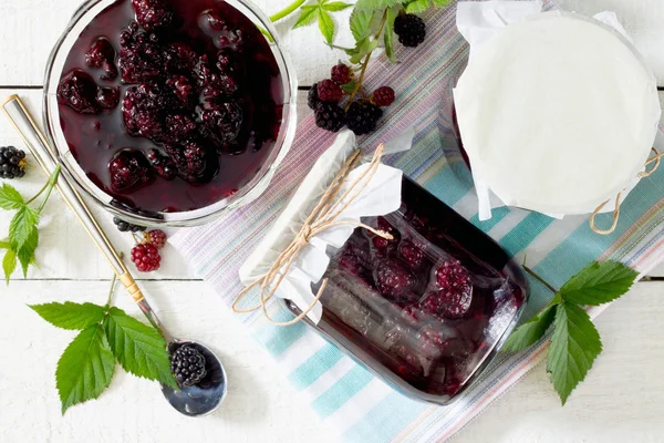 Böğürtlen suyu konserve, ahşap bir masaya kutular