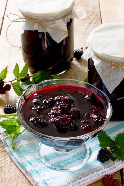 Böğürtlen suyu konserve, ahşap bir masaya kutular