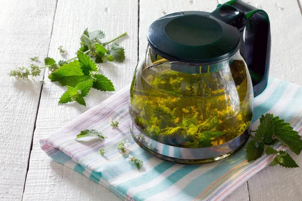 Konvice na čaj bylinný čaj s čerstvou mátou květina na dřevěný stůl — Stock fotografie
