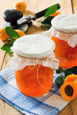 Kendi suyu kutular ahşap bir masa üzerinde korunmuş kayısı