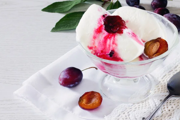 Un tazón de helado con gelatina de ciruela y ciruelas frescas en un b blanco —  Fotos de Stock