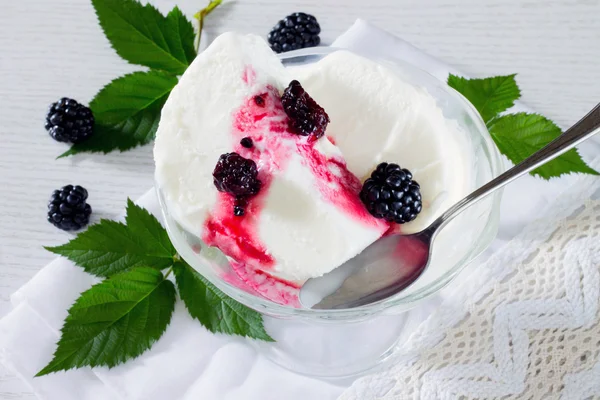 Uma tigela de sorvete com geleia de amora e amoras frescas — Fotografia de Stock