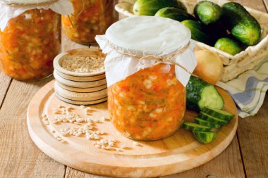 Pearl arpa, salatalık, turşu bir tahta üzerinde bankada korur