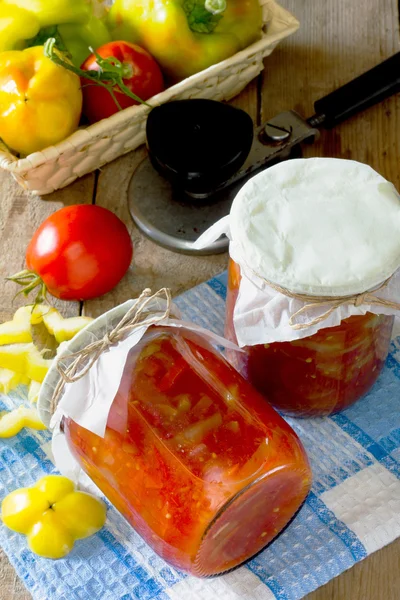 Lecho banky, tomatová omáčka a papriky, konzervace — Stock fotografie