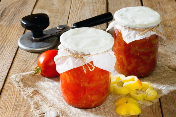 Banchi di lecho, salsa di pomodoro e peperoni, conservazione — Foto Stock