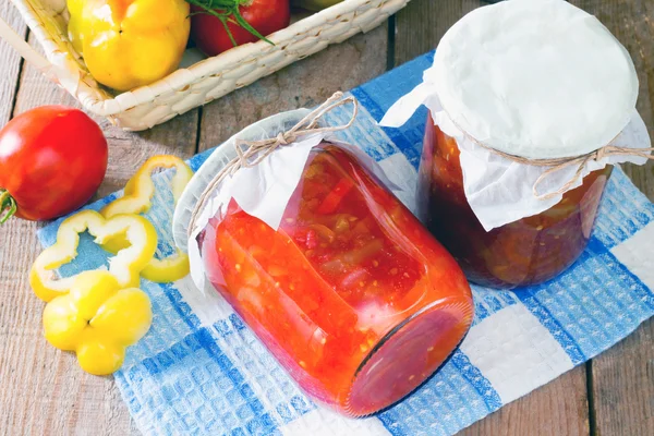 Bancos de lecho, molho de tomate e pimentas, preservação — Fotografia de Stock