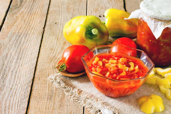 Лехо банки, томатный соус и перец, сохранение — стоковое фото