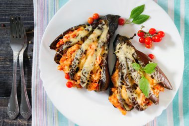 Peynir, domates ve karanlık woode tavuk fırında patlıcan