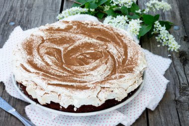 Kek Çikolata-Fındıklı pasta ve ahşap arka plan üzerinde beze