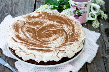 Kek Çikolata-Fındıklı pasta ve ahşap arka plan üzerinde beze