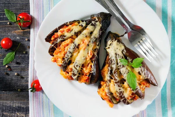 Ugnsbakad aubergine med ost, tomater och kycklingen på en mörk woode — Stockfoto