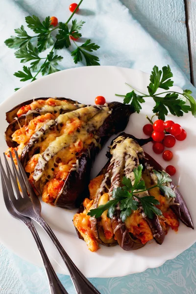 Berinjela assada com queijo, tomate e frango em uma aba de madeira — Fotografia de Stock