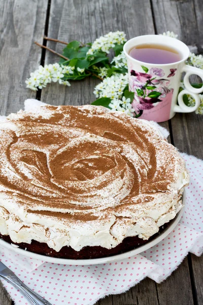 Torta torta al cioccolato e meringa su sfondo di legno — Foto Stock