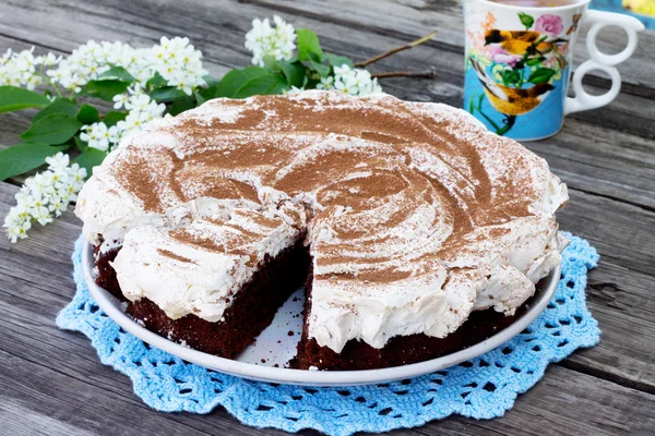 Torta torta al cioccolato e meringa su sfondo di legno — Foto Stock