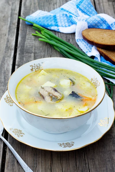 Sopa con pescado enlatado en una mesa de madera oscura — Foto de Stock