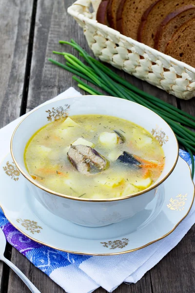 Sopa con pescado enlatado en una mesa de madera oscura — Foto de Stock