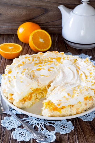 Ciasto zapiekanka ser, galaretka pomarańczowa i bezy — Zdjęcie stockowe
