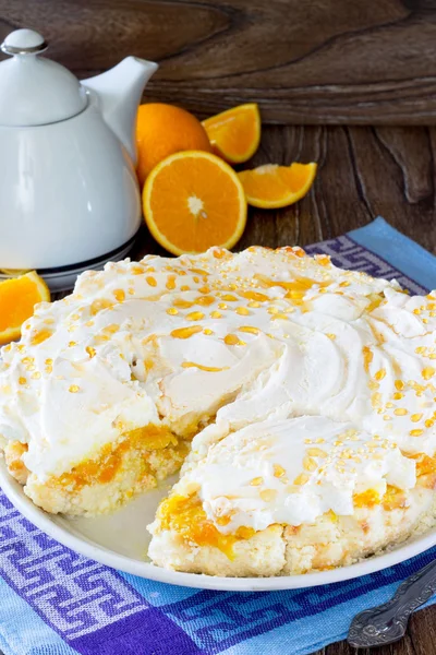 Пирожные запеканки, апельсиновое желе и безе — стоковое фото