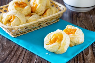 Peynir ve mantar puf böreği rulo