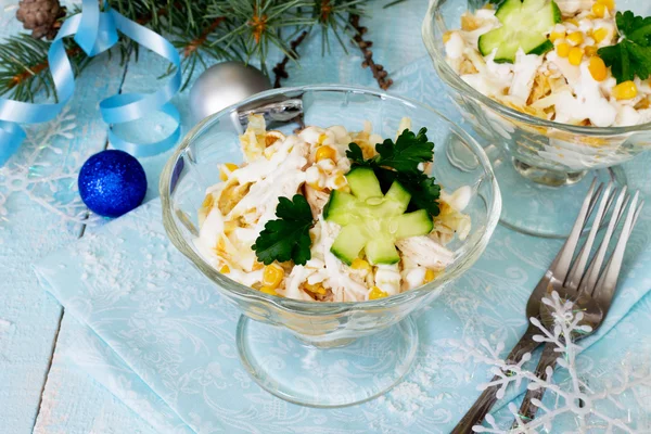 Ensalada con rollos de huevo, pollo, maíz y pepino — Foto de Stock