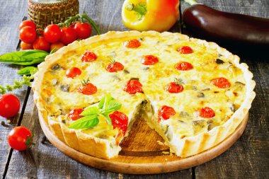 Patlıcan ve sebze, kurabiye hamur ve yumurta filli ile pasta