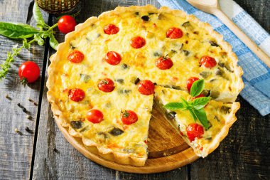 Patlıcan ve sebze, kurabiye hamur ve yumurta filli ile pasta