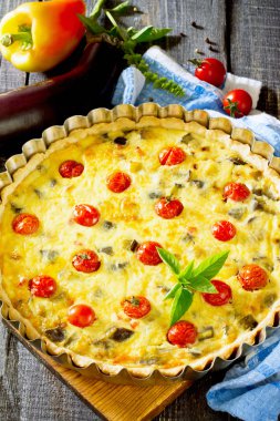 Patlıcan ve sebze, kurabiye hamur ve yumurta filli ile pasta